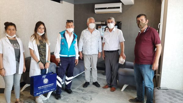 CHP Seydikemer İlçe Başkanlığı Berberlere temizlik malzemesi dağıttı (4)