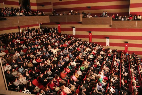 Büyükşehir Konservatuvarı ‘Psikolog’ Adlı Tiyatro Oyununu Sahneledi