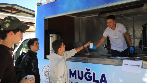 Büyükşehir Sıcak bir Çorba ile Öğrencilerin Yanında
